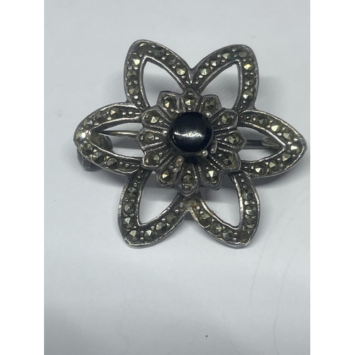 545 - A MARKED 925 SILVER BROOCH WITH MARCASITE IN A FLOWER DESIGN