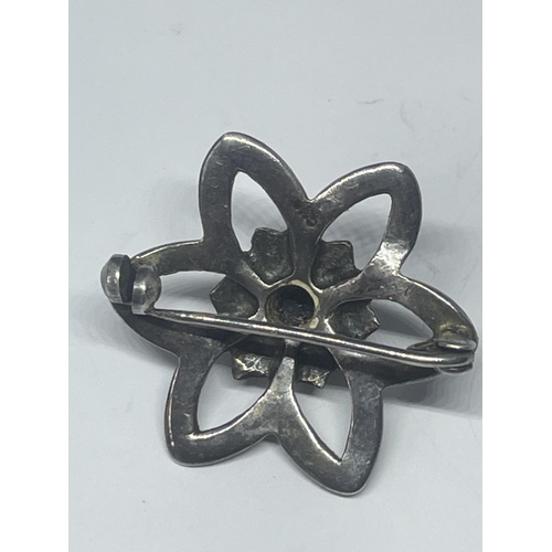 545 - A MARKED 925 SILVER BROOCH WITH MARCASITE IN A FLOWER DESIGN