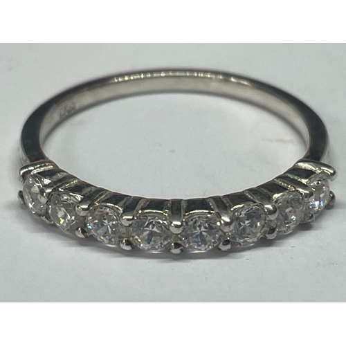 552 - A MARKED 925 SILVER RING WITH EIGHT IN LINE CLEAR STONES SIZE R/S IN A PRESENTATION BOX