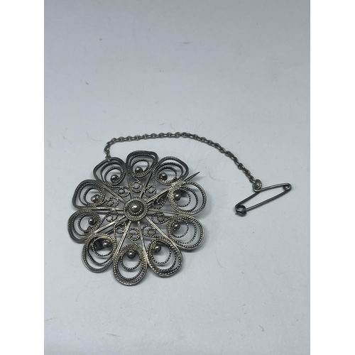 554 - A MARKED 925 VINTAGE SILVER BROOCH IN A FLOWER DESIGN WITH A SAFETY CHAIN