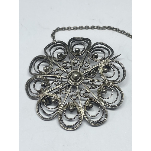 554 - A MARKED 925 VINTAGE SILVER BROOCH IN A FLOWER DESIGN WITH A SAFETY CHAIN