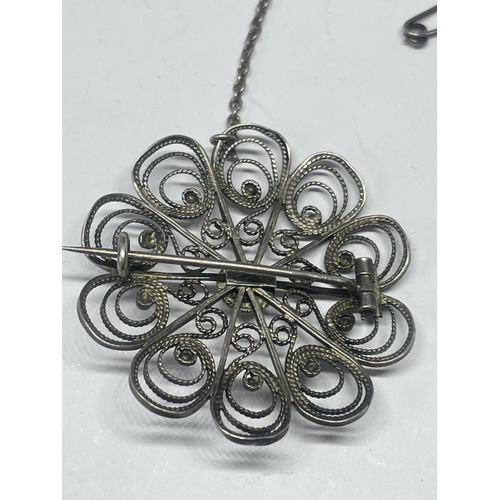 554 - A MARKED 925 VINTAGE SILVER BROOCH IN A FLOWER DESIGN WITH A SAFETY CHAIN