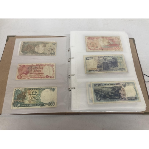 306 - A FOLDER CONTAINING IN EXCESS OF 160 VINTAGE WORLD BANK NOTES TO INCLUDE BANK OF INDONESIA RUPIAH, U... 