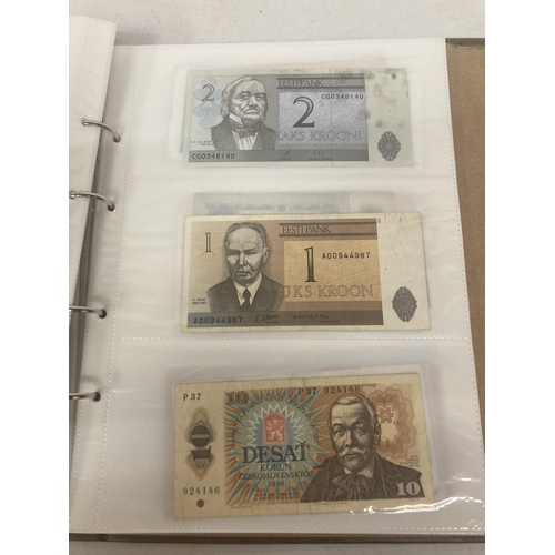 306 - A FOLDER CONTAINING IN EXCESS OF 160 VINTAGE WORLD BANK NOTES TO INCLUDE BANK OF INDONESIA RUPIAH, U... 