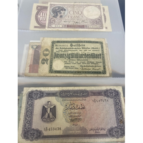 308 - A FOLDER CONTAINING IN EXCESS OF 100 VINTAGE WORLD BANK NOTES TO INCLUDE THE CENTRAL BANK OF EGYPT 5... 