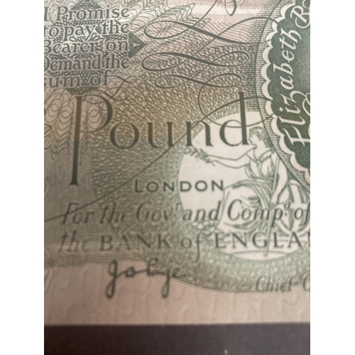 310 - A COLLECTION OF 15 BANK OF ENGLAND ONE POUND NOTES (1960) - SEVEN SIGNED BY CHIEF CASHIER JOHN PAGE ... 