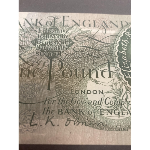 310 - A COLLECTION OF 15 BANK OF ENGLAND ONE POUND NOTES (1960) - SEVEN SIGNED BY CHIEF CASHIER JOHN PAGE ... 