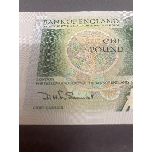 320 - A COLLECTION OF 20 BANK OF ENGLAND ONE POUND NOTES SIGNED BY CHIEF CASHIER SIGNED BY D H SOMERSET (1... 