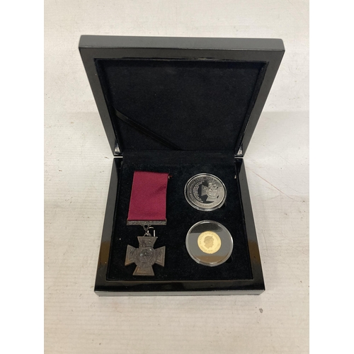 342 - A BRADFORD EXCHANGE VICTORIA CROSS GOLD AND SILVER COMMEMORATIVE SET CONTAINING A SOLID STERLING SIL... 