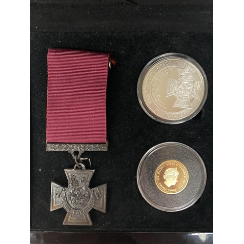 342 - A BRADFORD EXCHANGE VICTORIA CROSS GOLD AND SILVER COMMEMORATIVE SET CONTAINING A SOLID STERLING SIL... 