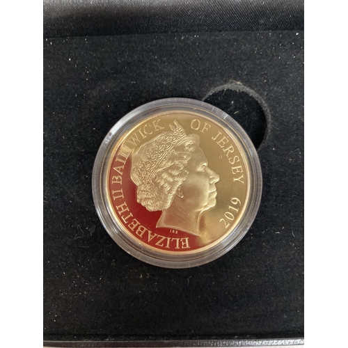 387 - A 2019 WESTMINSTER CUPRO-NICKEL GOLD PLATED FIVE POUND COIN WITH POPPY DESIGN