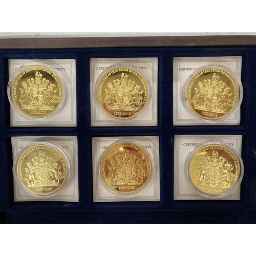 390 - A CASED COLLECTION OF COMMEMORATIVE COINS TO INCLUDE A 2012 DIAMOND JUBILEE GOLD PLATED COIN WITH CO... 