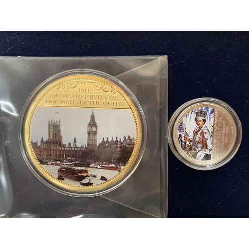 390 - A CASED COLLECTION OF COMMEMORATIVE COINS TO INCLUDE A 2012 DIAMOND JUBILEE GOLD PLATED COIN WITH CO... 