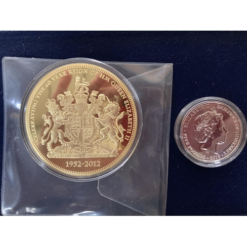 390 - A CASED COLLECTION OF COMMEMORATIVE COINS TO INCLUDE A 2012 DIAMOND JUBILEE GOLD PLATED COIN WITH CO... 