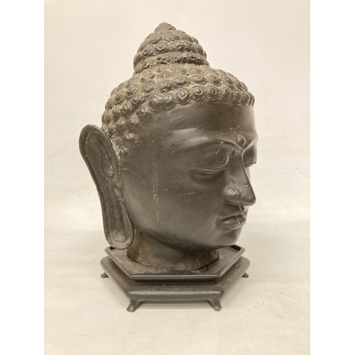 11 - A LARGE BRASS BUDDHA HEAD WITH A BRONZE FINISH ON WOODEN STAND (POSSIBLY 1950'S)