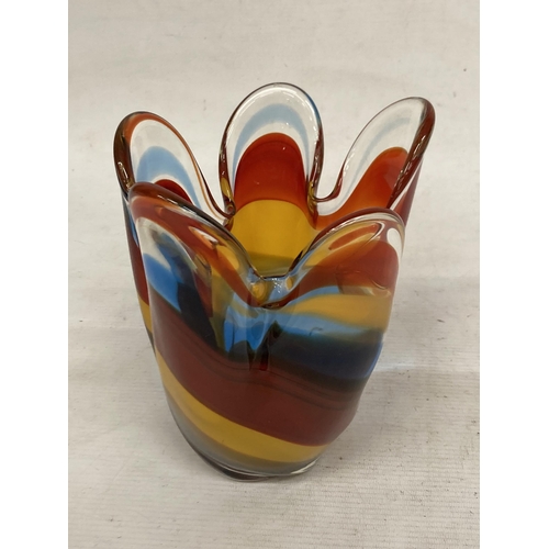 13 - AN IWATSU HINERI JAPANESE ARTGLASS SCULPTED APRICOT, SCARLET AND AZURE STRIPED VASE