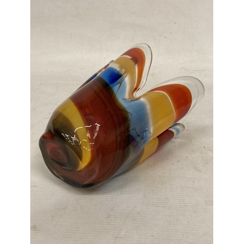 13 - AN IWATSU HINERI JAPANESE ARTGLASS SCULPTED APRICOT, SCARLET AND AZURE STRIPED VASE