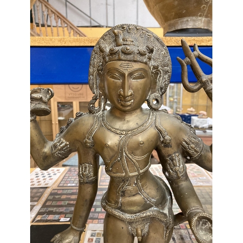 40 - AN ORIENTAL BRONZE BUDDHA - APPROX 68 CM