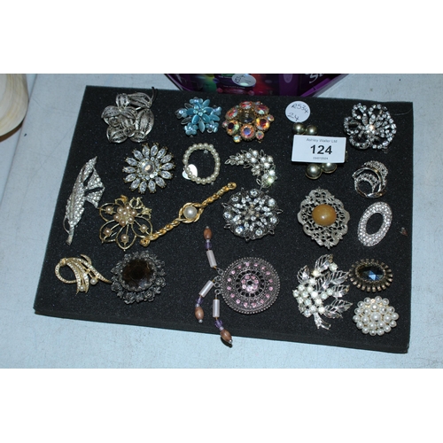 124 - A COLLECTION OF TWENTY VINTAGE BROOCHES