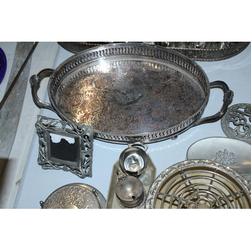 128 - A QUANTITY OF SILVERPLATE TO INCLUDE A PICTURE FRAMES, TEA POTS, TRAY, FLASK ETC