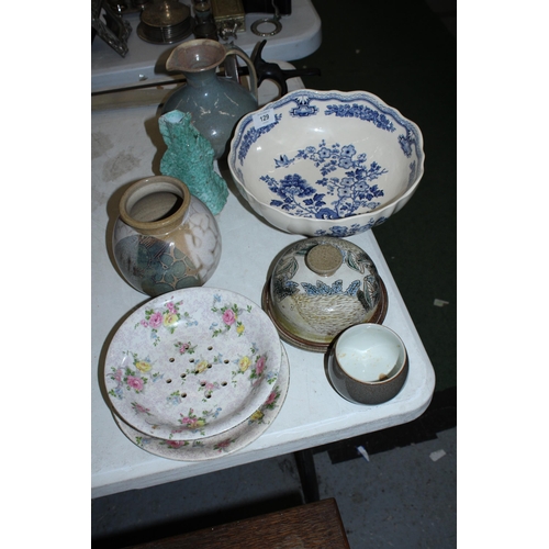 129 - A MIXED LOT OF CERAMICS TO INCLUDE A LARGE MASONS BLUE AND WHITE BOWL, A MICHAEL MOSSE STUDIO POTTER... 