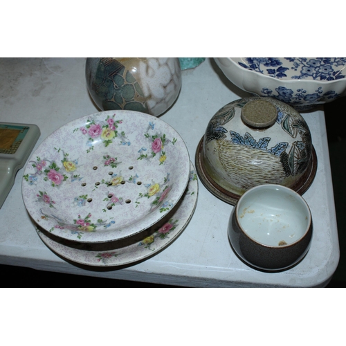 129 - A MIXED LOT OF CERAMICS TO INCLUDE A LARGE MASONS BLUE AND WHITE BOWL, A MICHAEL MOSSE STUDIO POTTER... 