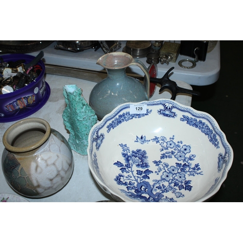 129 - A MIXED LOT OF CERAMICS TO INCLUDE A LARGE MASONS BLUE AND WHITE BOWL, A MICHAEL MOSSE STUDIO POTTER... 