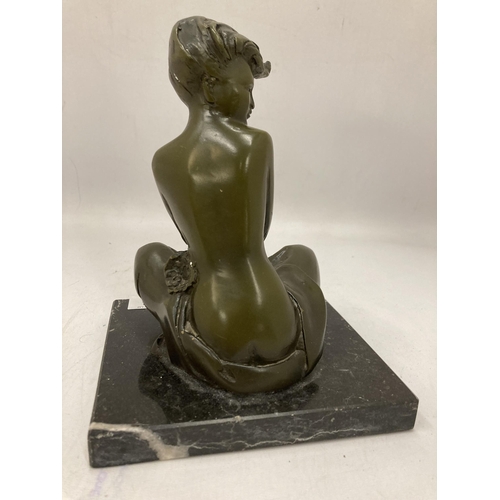 194 - A HEAVY BRONZE FIGURE OF A SEMI NUDE LADY ON A MARBLE BASE, HEIGHT 20CM