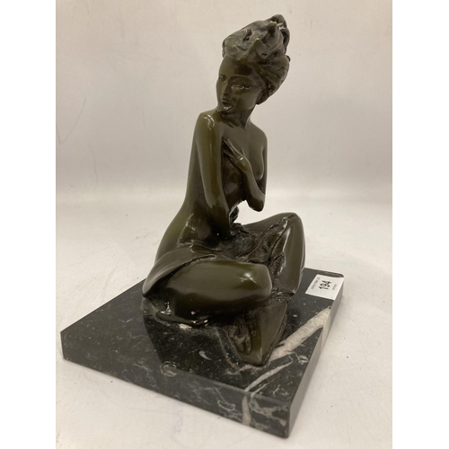 194 - A HEAVY BRONZE FIGURE OF A SEMI NUDE LADY ON A MARBLE BASE, HEIGHT 20CM