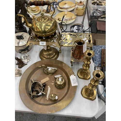 197 - A COLLECTION OF VINTAGE BRASSWARE TO INCLUDE A MEDIEVAL STYLE CHARGER - WEIGHT 1.4 KG, A LARGE VICTO... 