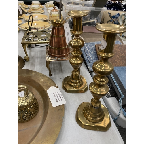 197 - A COLLECTION OF VINTAGE BRASSWARE TO INCLUDE A MEDIEVAL STYLE CHARGER - WEIGHT 1.4 KG, A LARGE VICTO... 