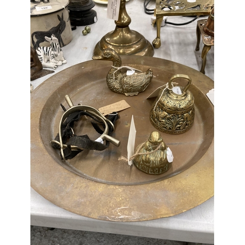 197 - A COLLECTION OF VINTAGE BRASSWARE TO INCLUDE A MEDIEVAL STYLE CHARGER - WEIGHT 1.4 KG, A LARGE VICTO... 