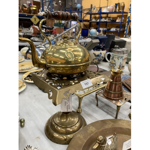 197 - A COLLECTION OF VINTAGE BRASSWARE TO INCLUDE A MEDIEVAL STYLE CHARGER - WEIGHT 1.4 KG, A LARGE VICTO... 