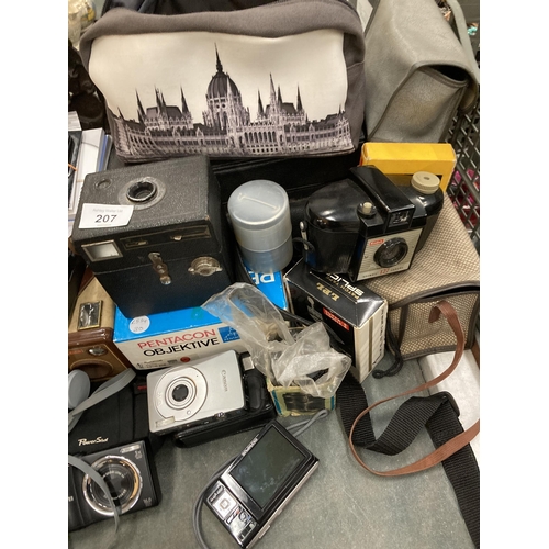 207 - A LARGE COLLECTION OF CAMERAS AND ACCESSORIES TO INCLUDE A BOXED KODAK EASYSHARE, DIGITAL CANON, FUJ... 