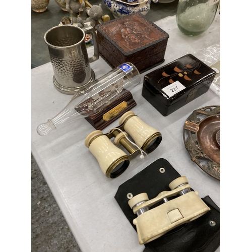 227 - A MIXED LOT TO INCLUDE A PAIR OF VINTAGE BONE OPERA GLASSES, KERSHAW WIDE ANGLE OPERA GLASSES, A COP... 