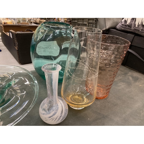 231 - A QUANTITY OF GLASSWARE TO INCLUDE A LARGE GREEN VASE WITH POLISHED PONTIL MARK, ART GLASS BOWLS, VA... 