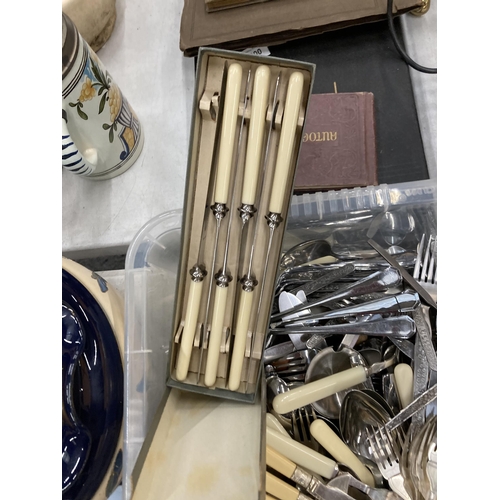 241 - A LARGE QUANTITY OF VINTAGE FLATWARE