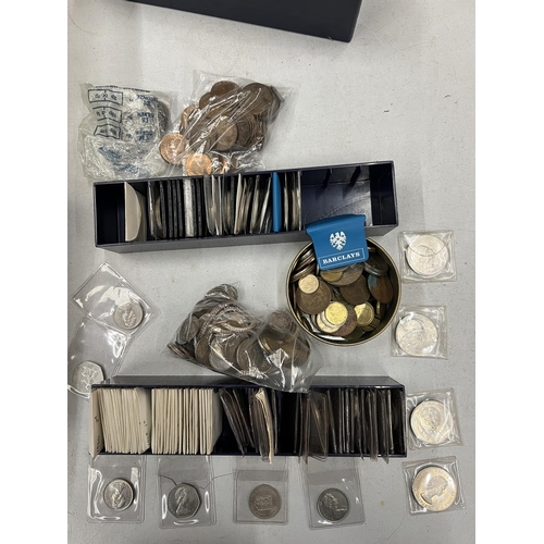 423 - A MIXED SELECTION OF COINS TO INCLUDE TWO COINDEX STORAGE UNITS, VARIOUS LOOSE COINS PLUS A  SILVER ... 