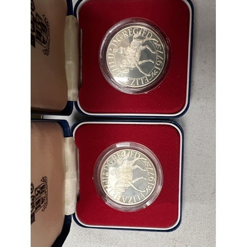 437 - A SELECTION OF FOUR SILVER CROWNS, 1 X NZ, 1 X IOM, 2 X UK COMMEMORATING THE 25TH ANNIVERSARY OF THE... 