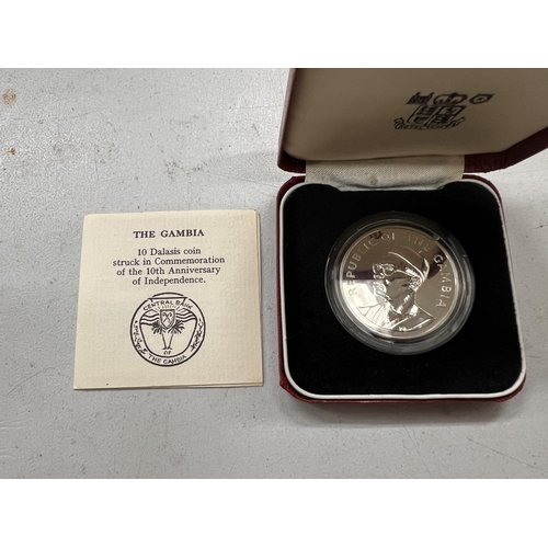 443 - A GAMBIA 1975 10 DALASIS SILVER COIN. BOXED WITH COA