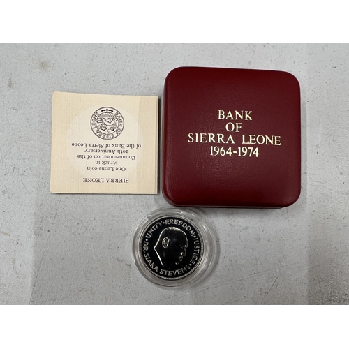 446 - A SIERRA LEONE 1974 ONE LEONE SILVER COIN. BOXED WITH COA