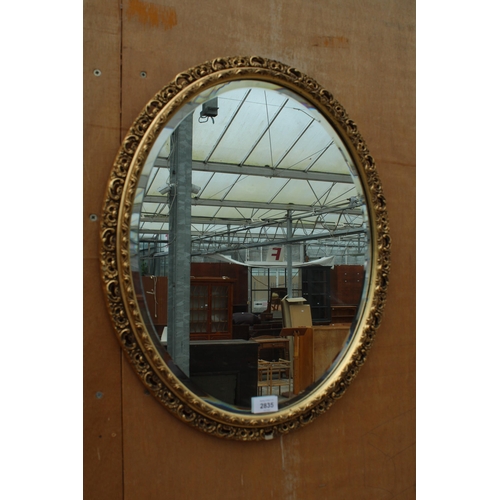 2835 - AN OVAL GILT FRAMED WALL MIRROR, 22