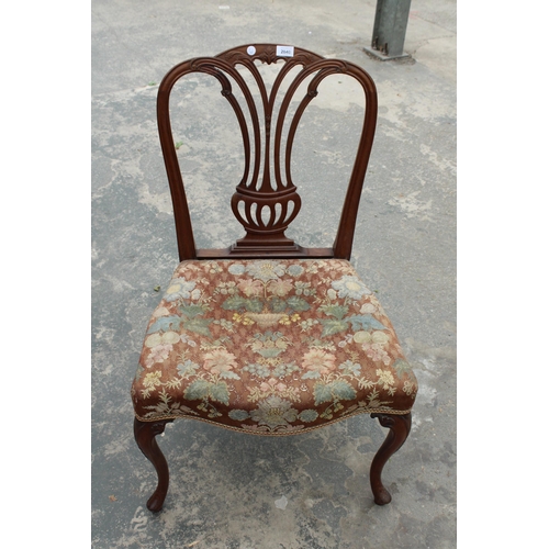 2840 - A GEORGE III MAHOGANY SINGLE DINING CHAIR WITH SHAPED TOP RAIL AND PIERCED OPEN SPLAT BACK