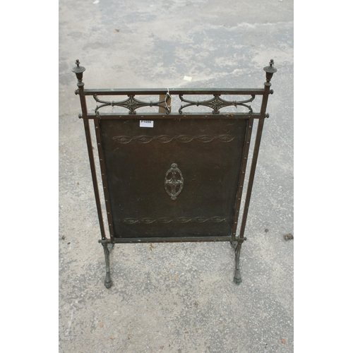 2843 - A BRASS ARTS AND CRAFTS FIRESCREEN WITH EMBOSSED DECORATION, FINIALS AND CLAW FEET