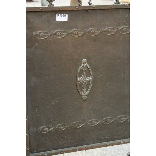 2843 - A BRASS ARTS AND CRAFTS FIRESCREEN WITH EMBOSSED DECORATION, FINIALS AND CLAW FEET