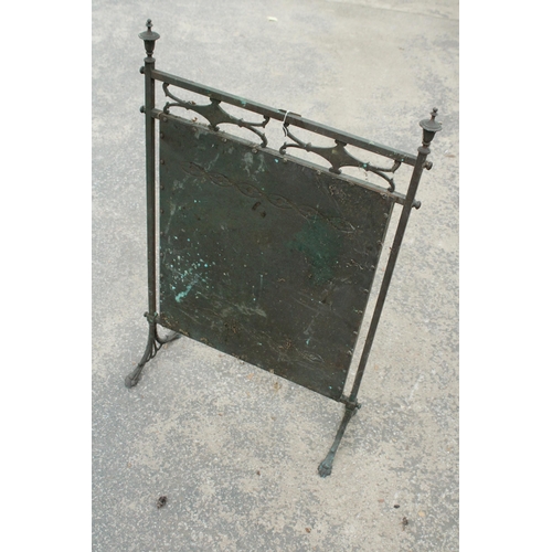 2843 - A BRASS ARTS AND CRAFTS FIRESCREEN WITH EMBOSSED DECORATION, FINIALS AND CLAW FEET