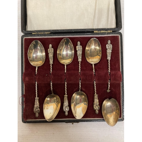 45 - A QUANTITY OF SILVER ITEMS TO INCLUDE A BOXED SET OF SIX APOSTLE SPOONS ONE A/F, A PICKLE FORK WITH ... 