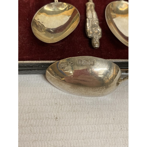 45 - A QUANTITY OF SILVER ITEMS TO INCLUDE A BOXED SET OF SIX APOSTLE SPOONS ONE A/F, A PICKLE FORK WITH ... 