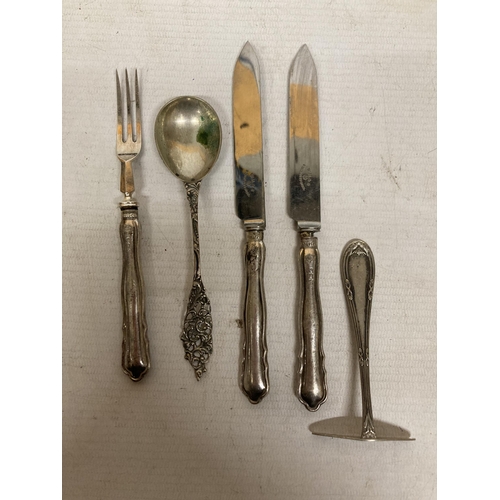 45 - A QUANTITY OF SILVER ITEMS TO INCLUDE A BOXED SET OF SIX APOSTLE SPOONS ONE A/F, A PICKLE FORK WITH ... 