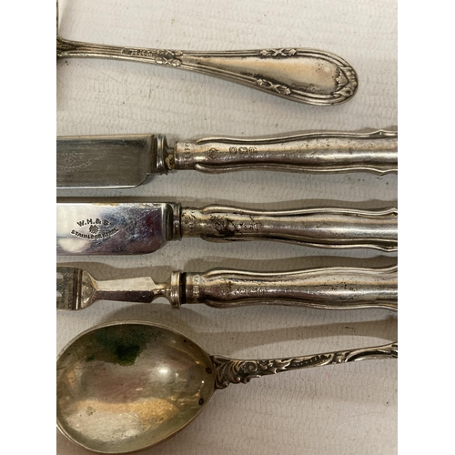 45 - A QUANTITY OF SILVER ITEMS TO INCLUDE A BOXED SET OF SIX APOSTLE SPOONS ONE A/F, A PICKLE FORK WITH ... 